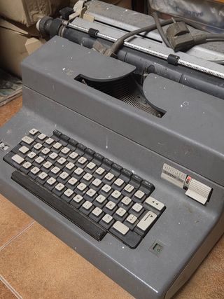 Máquina de escribir eléctrica Olivetti