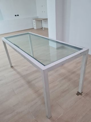 Mesa de trabajo con tapa de cristal