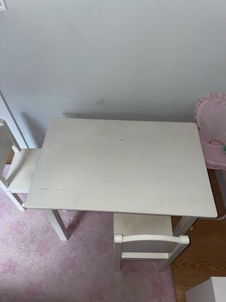 Mesita infantil de madera blanca