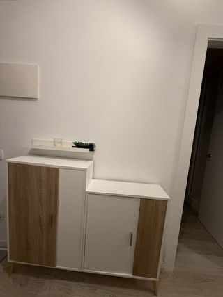 Mueble auxiliar blanco y madera