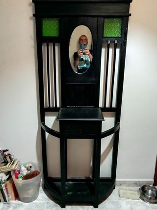 Mueble recibidor con espejo y detalles verdes