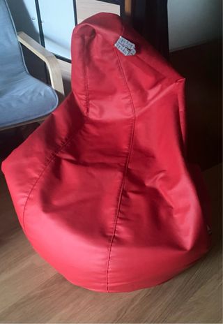 Puff rojo de piel sintética. Marca Happers.