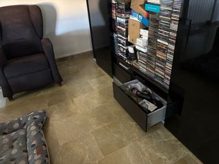 Mueble TV Ikea Negro y Marrón con puertas deslizan