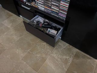 Mueble TV Ikea Negro y Marrón con puertas deslizan