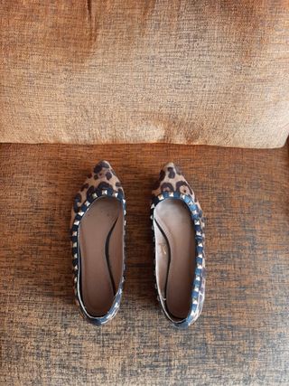 Zapatos planos con estampado de leopardo y tachuel