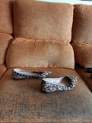 Zapatos planos con estampado de leopardo y tachuel