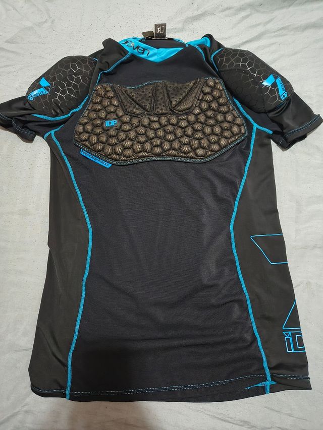 Peto protector SEVEN7 con protecciones