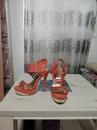 Zapatos de tacón dorados y rosas