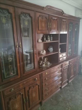 Mueble de salón de madera con vitrinas