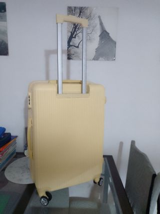 Maleta beige con detalles dorados