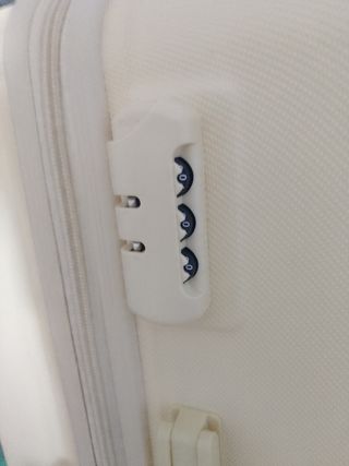 Maleta beige con detalles dorados