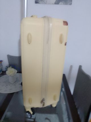 Maleta beige con detalles dorados