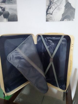 Maleta beige con detalles dorados