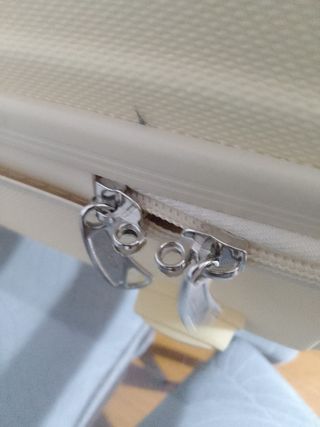 Maleta beige con detalles dorados