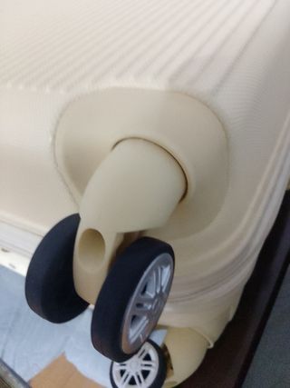 Maleta beige con detalles dorados