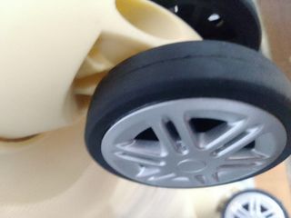 Maleta beige con detalles dorados