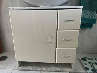 Mueble de baño beige con cajones