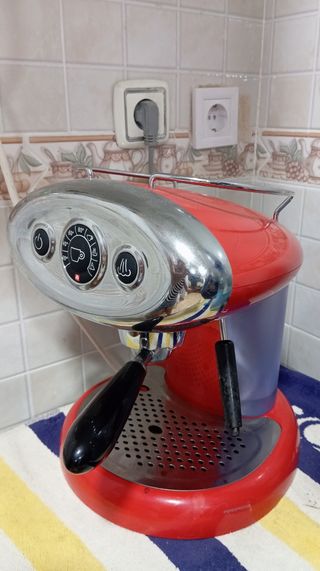 Cafetera Illy Roja Poco Uso
Con más de 350 cápsula