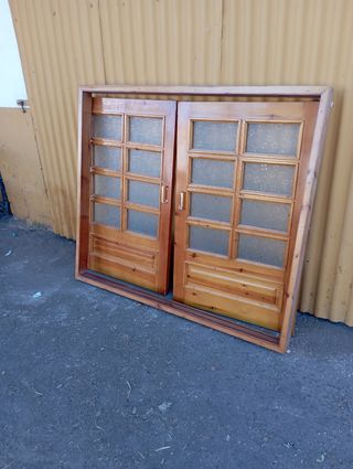 Ventana de madera con doble puerta