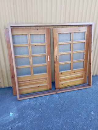 Ventana de madera con doble puerta
