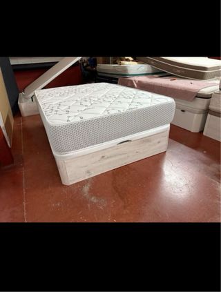 Canapé abatible de tela y madera
