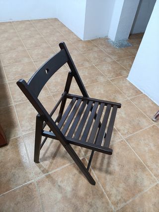 Silla plegable de madera oscura. Tengo 3.