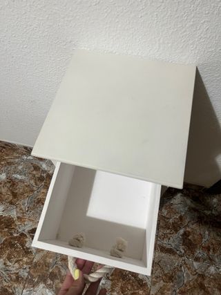 Mesita auxiliar o de noche blanca.