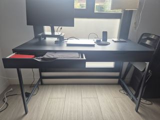 Escritorio con dos cajones y guarda cables