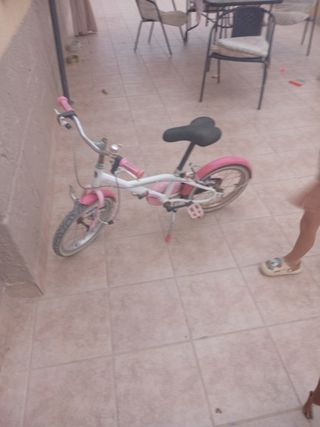 Bicicleta infantil rosa y blanca