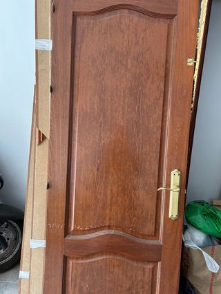Puerta madera oscura, buen estado