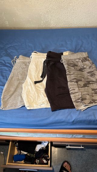 Pantalones cortos de chándal grises y negros