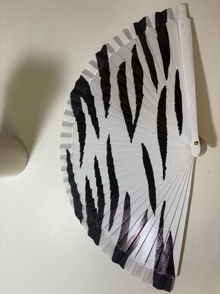 Abanico hecho a mano con diseño de cebra