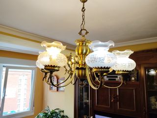 Lámpara de techo dorada antigua, color dorado.