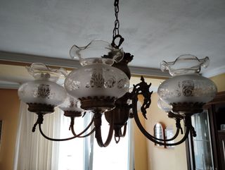 Lámpara de techo dorada antigua, color dorado.