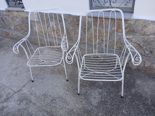 2 Sillas de Jardín de metal blanco.
