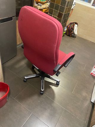Silla de oficina roja y plateada