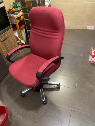 Silla de oficina roja y plateada