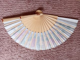 Abanico de madera pintado a mano