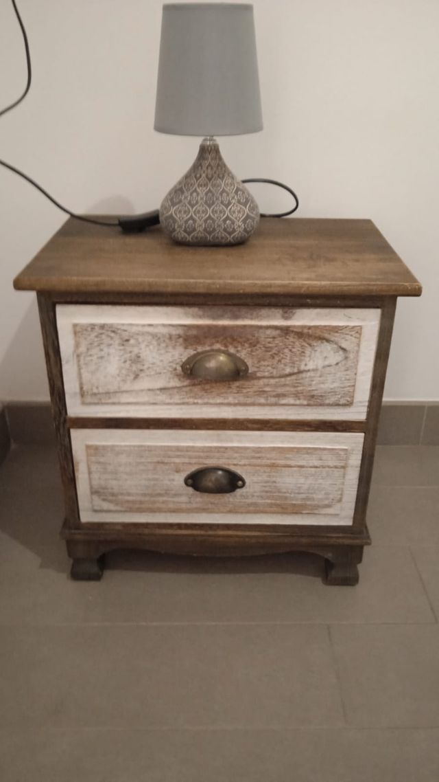 Mesita de noche de madera y metal