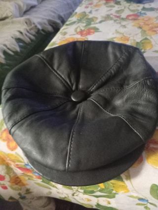 Gorra de cuero negra