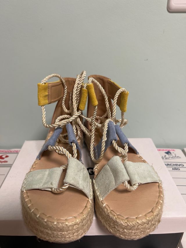 Sandalias con plataforma fina de colores