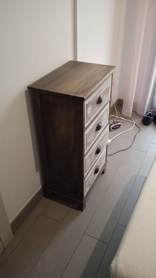 Cómoda de madera para dormitorio