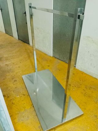 Perchero de ropa para tienda