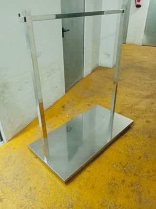 Perchero de ropa para tienda