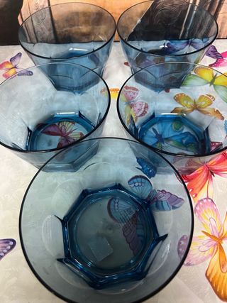 Set di 5 ciotole in plastica blu 