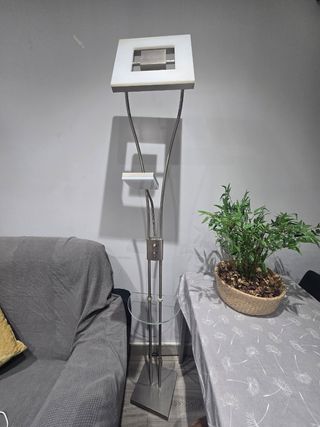 Lámpara de pie moderna plata y blanco