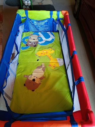 Cuna de viaje infantil con dibujos