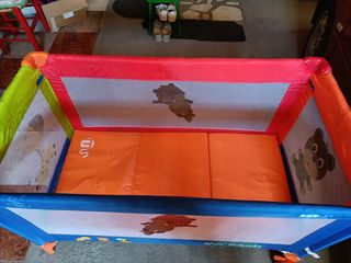 Cuna de viaje infantil con dibujos