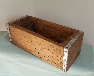Vecchia mangiatoia in legno e ferro