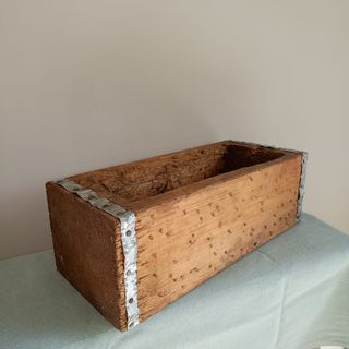 Vecchia mangiatoia in legno e ferro